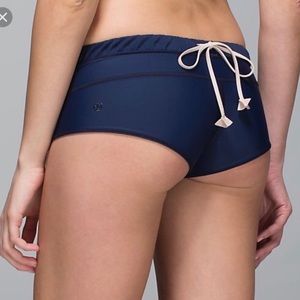 Lululemon surf to sand boy shorts